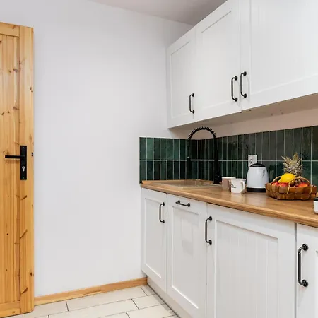 W Deski Dom Konukevi Krzyżowa